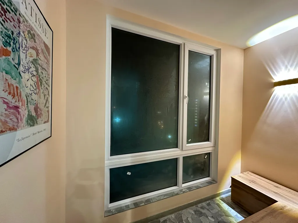 Квартира с панорамными окном в спальне