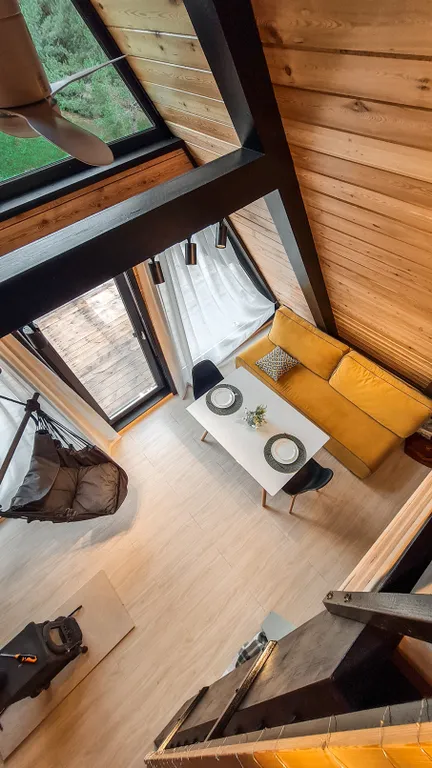 Треугольный домик на склоне горы над ручьём