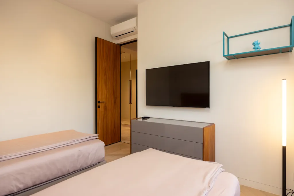 Дизайнерская квартира с террасой, бассейном и видом на море