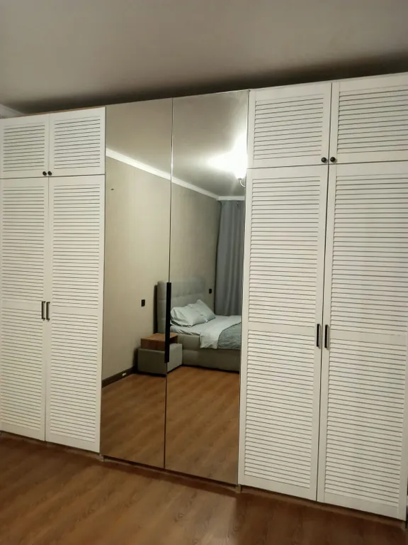 Стильная квартира с большой кроватью и телевизором смарт