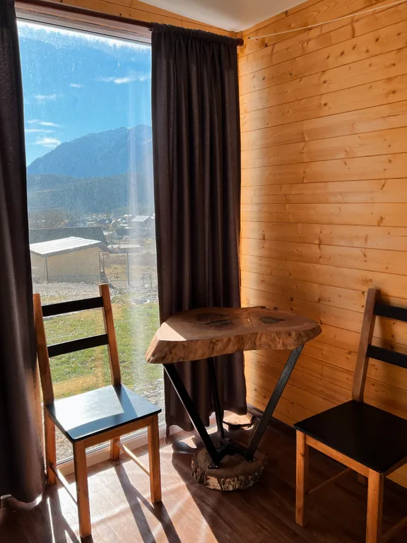 Уютный маленький домик в горах