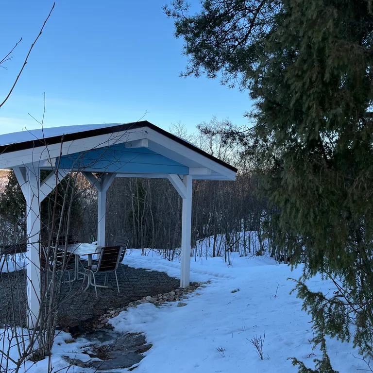 KIVI - уютный двухместный дом с видом на озеро и террасой в Карелии