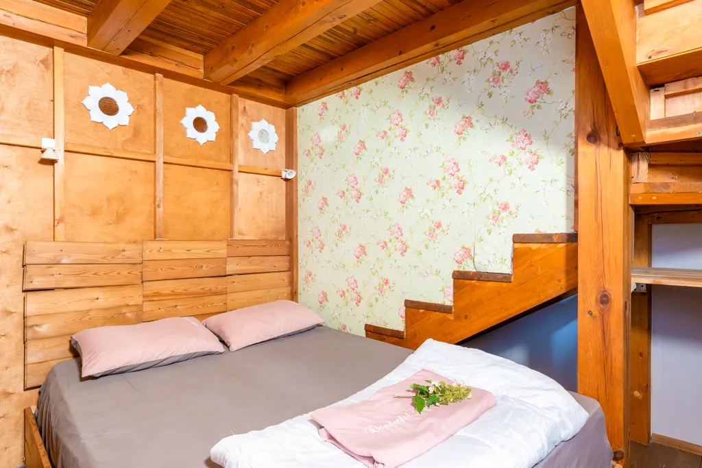 Белый коттедж с баней и бассейном рядом с озером