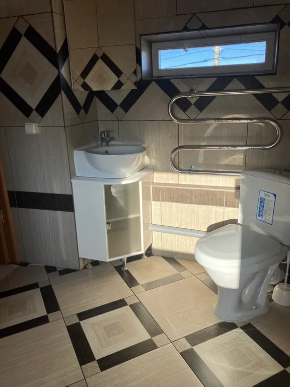 Трехэтажный коттедж с бассейном на берегу Волги