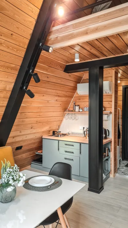 Треугольный домик с видом на лес и горы