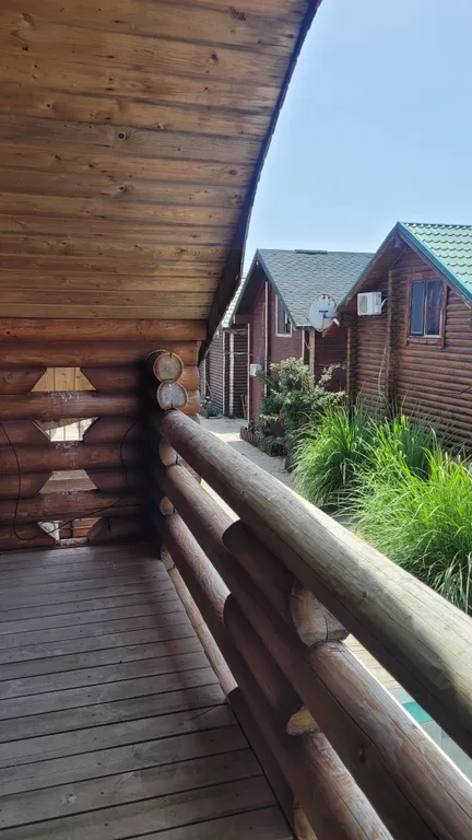 Деревянный домик возле моря