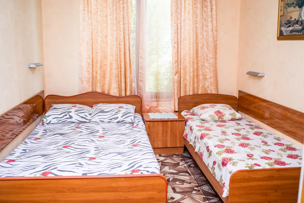 Домик в красивом саду