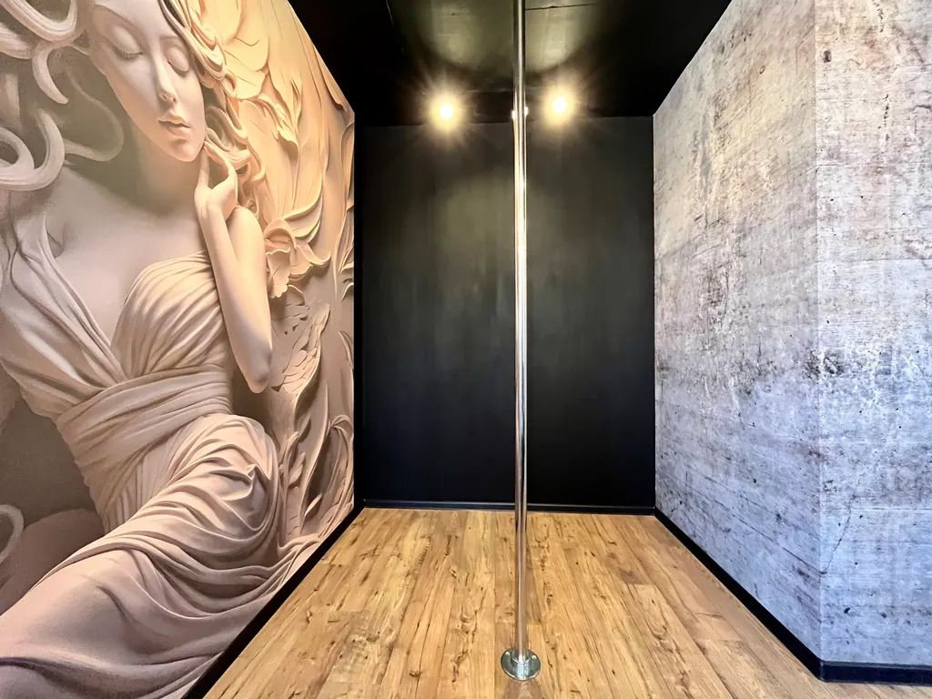 Стильная квартира с пилоном