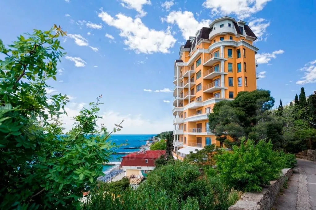 Студия с видом на море и горы