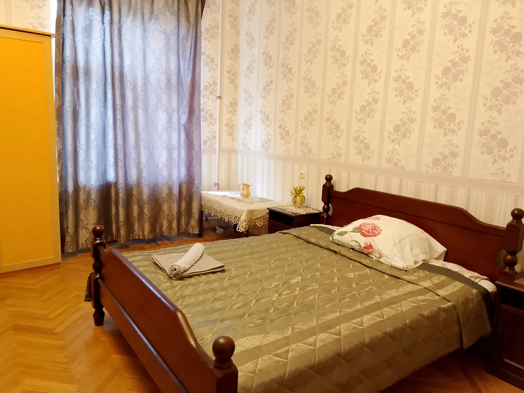 Уютная квартира в центре с видом на купол Владимирского Собора