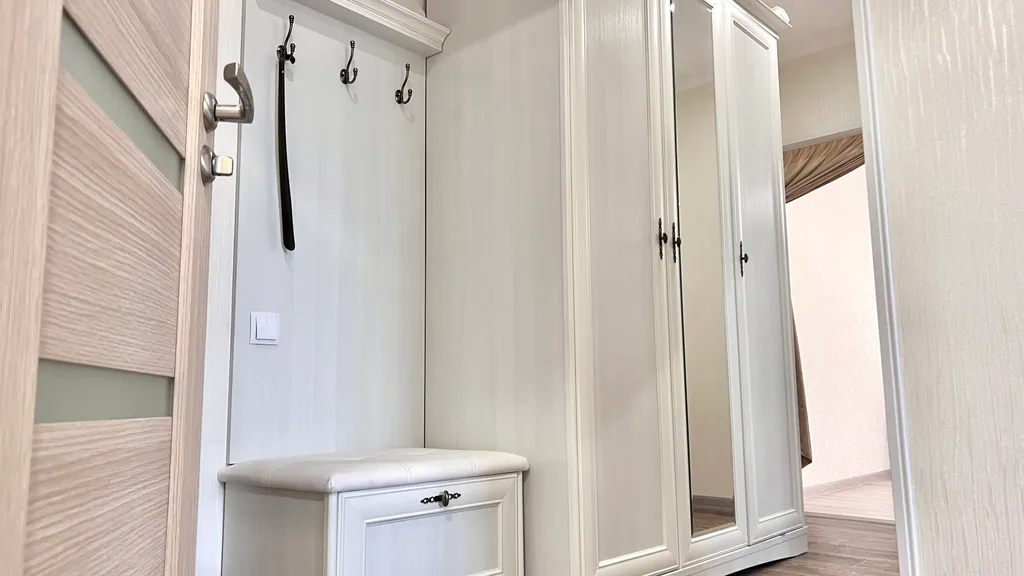 Проживание возле бювета и городского озера с видом из окна на гору