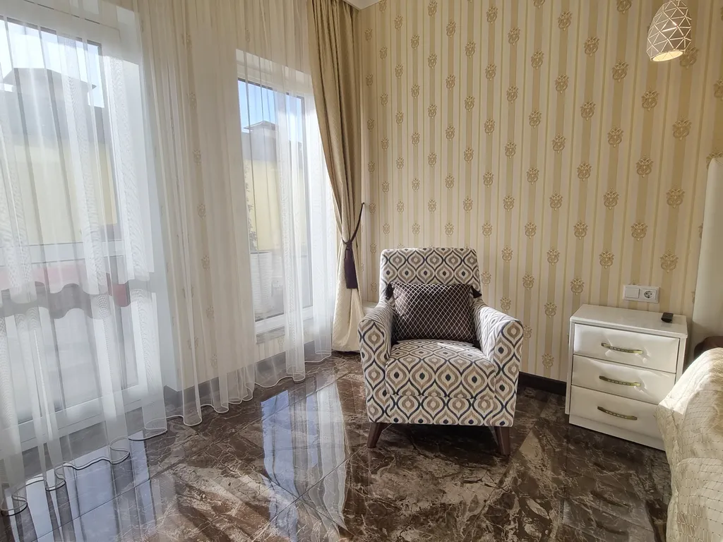 Aпаpтaмeнт c баcсейном и теpрaсой нa набеpeжной