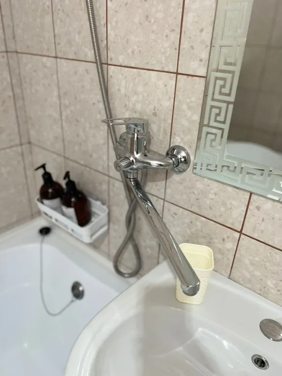 Уютная комната в доме с ванной комнатой