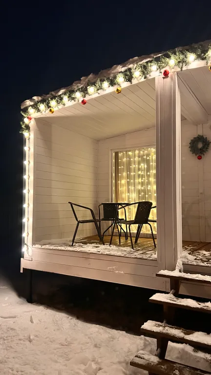 Уютный Белый дом у реки