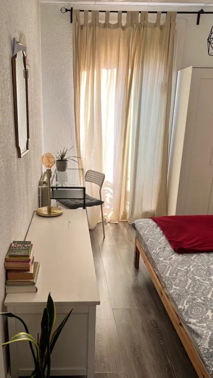 Уютная комната с балконом в центре