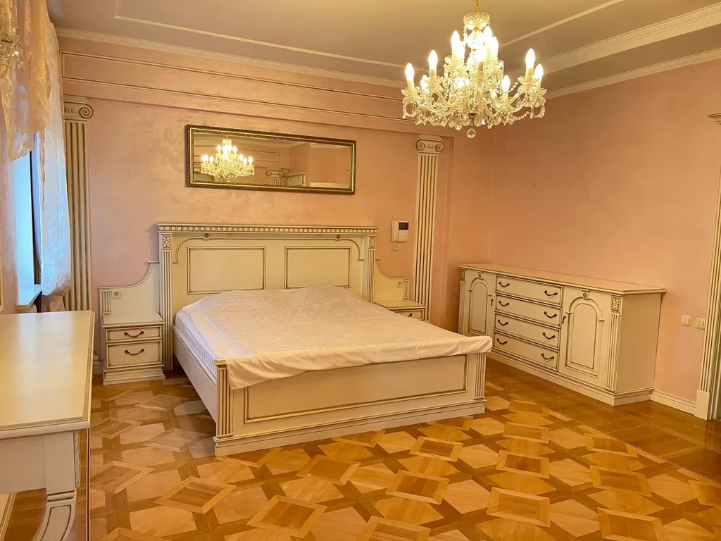 Котедж в классическом стиле с бассейном, сауной, бильярдом