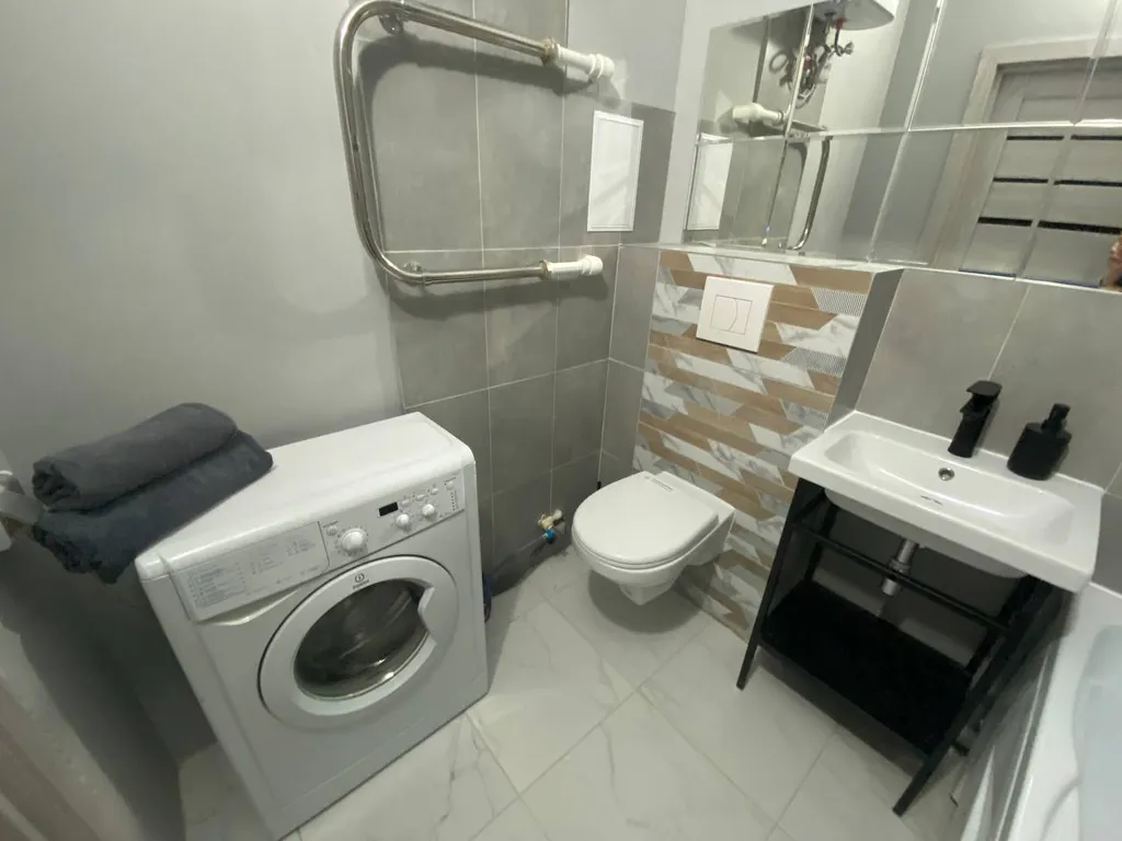 Стильная студия с панорамным балконом у балатовского парка