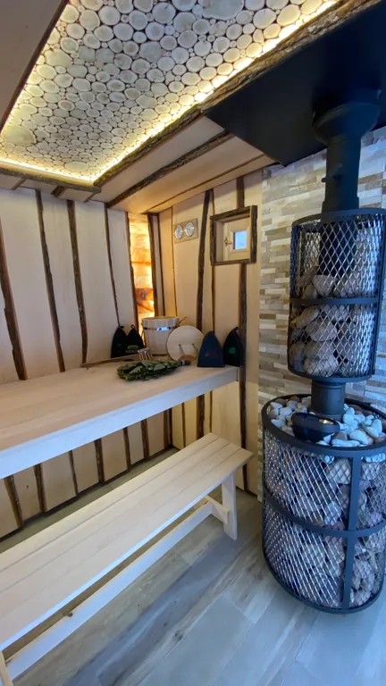 Дом с панорамными окнами и видом на лес