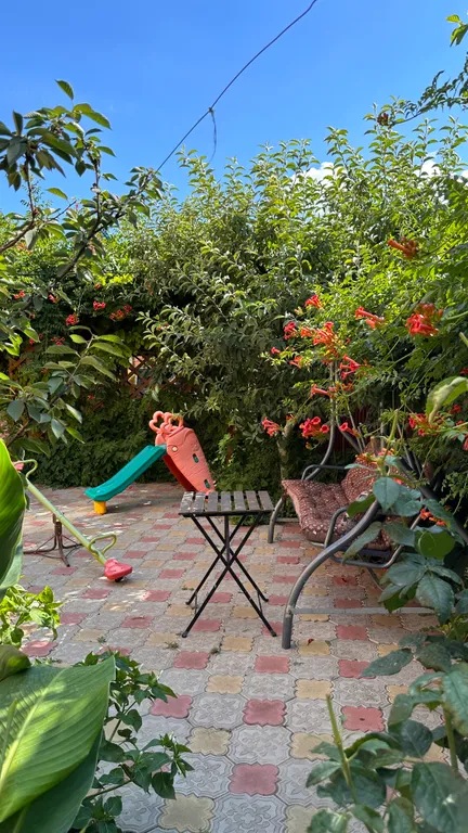 Благоустроенная комната в коттедже с двумя балконами и видом на море.