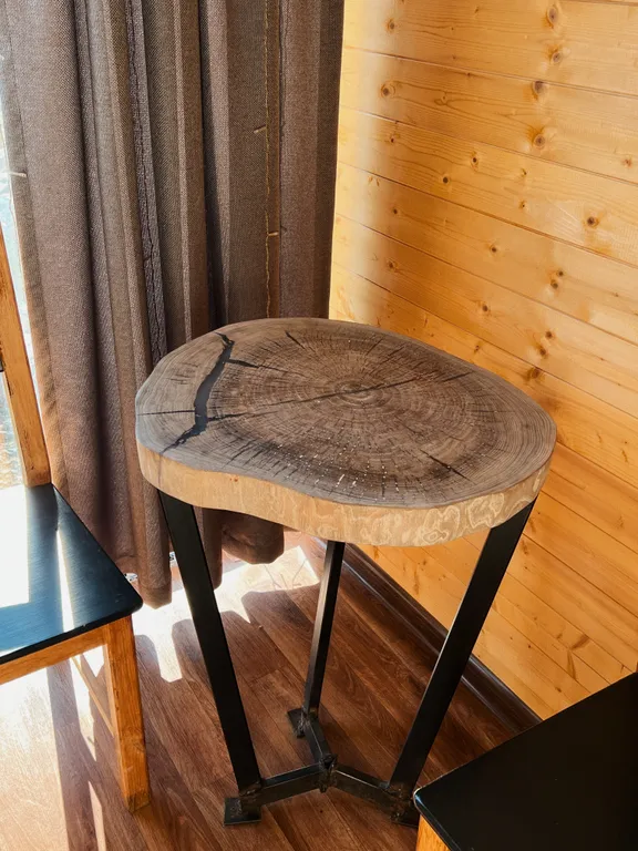 Уютный маленький домик в горах