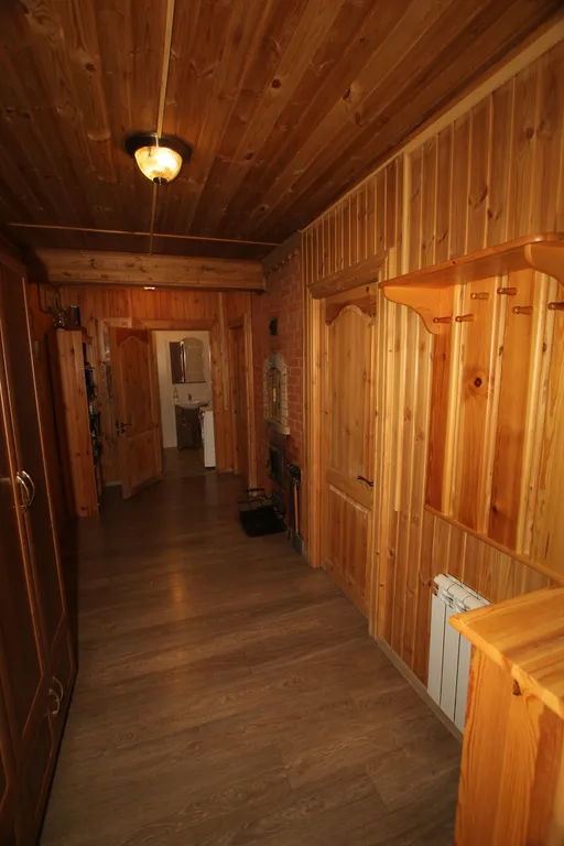 Шикарный дом находится на берегу озера, окруженный хвойным лесом