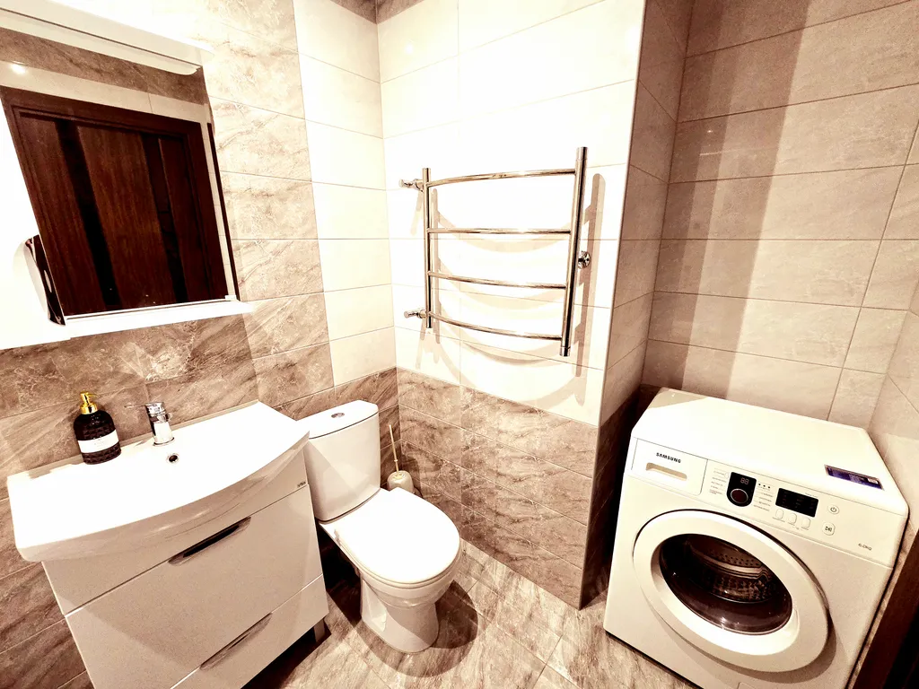 Шикарная квартира с огромным телевизором