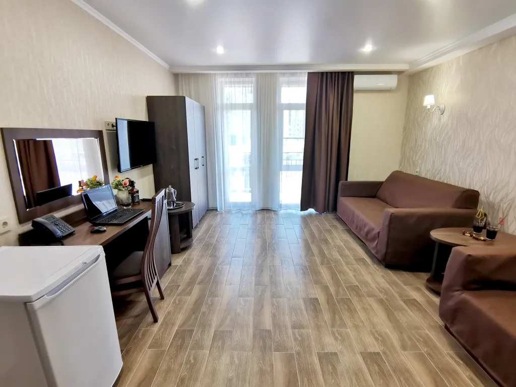 Номер двухкомнатный люкс с балконом у самого моря, с бассейном