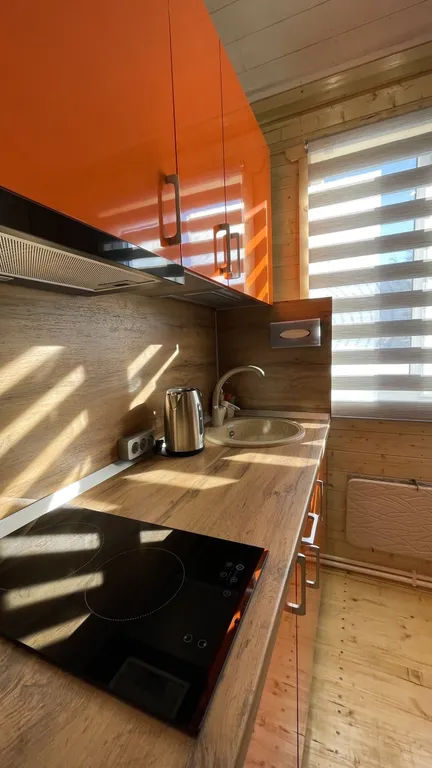 Уютный дом с кухней в центре