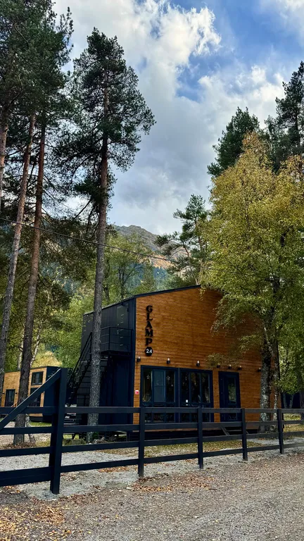 Шале на берегу реки, с беседкой