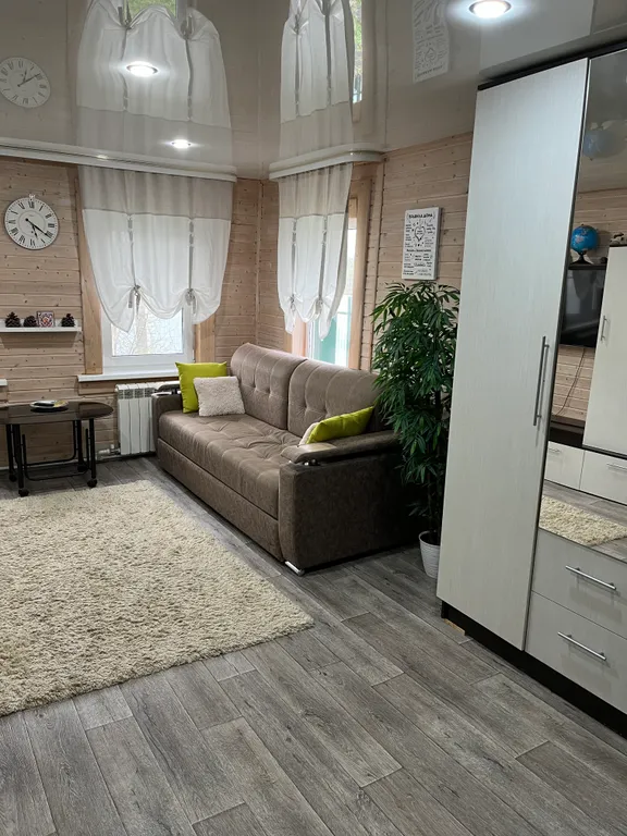 Уютный дом с беседкой в черте города