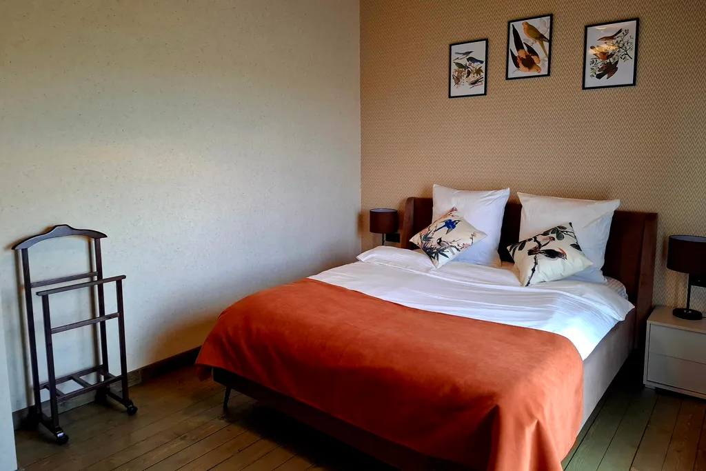 Просторный двухкомнатный коттедж 75 метров в лесу у пруда