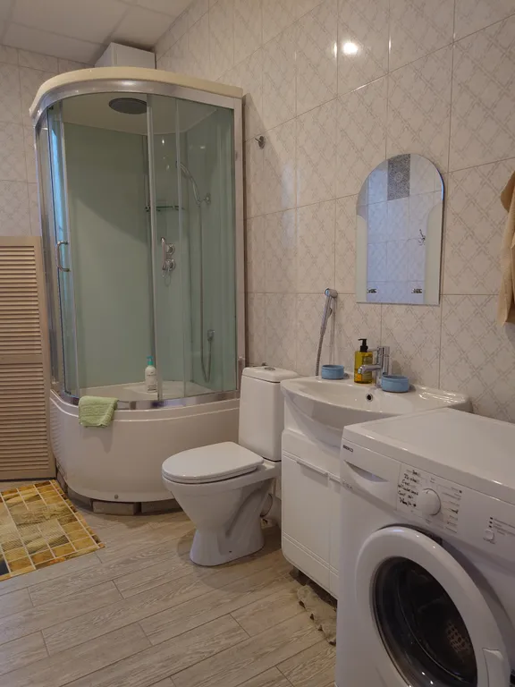 Дом с камином и панорамными окнами в сад