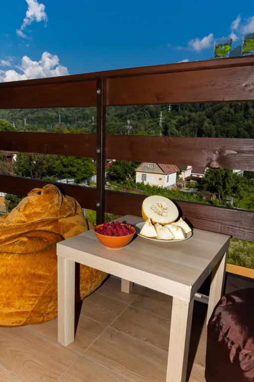 Просторная студия с видом на горы