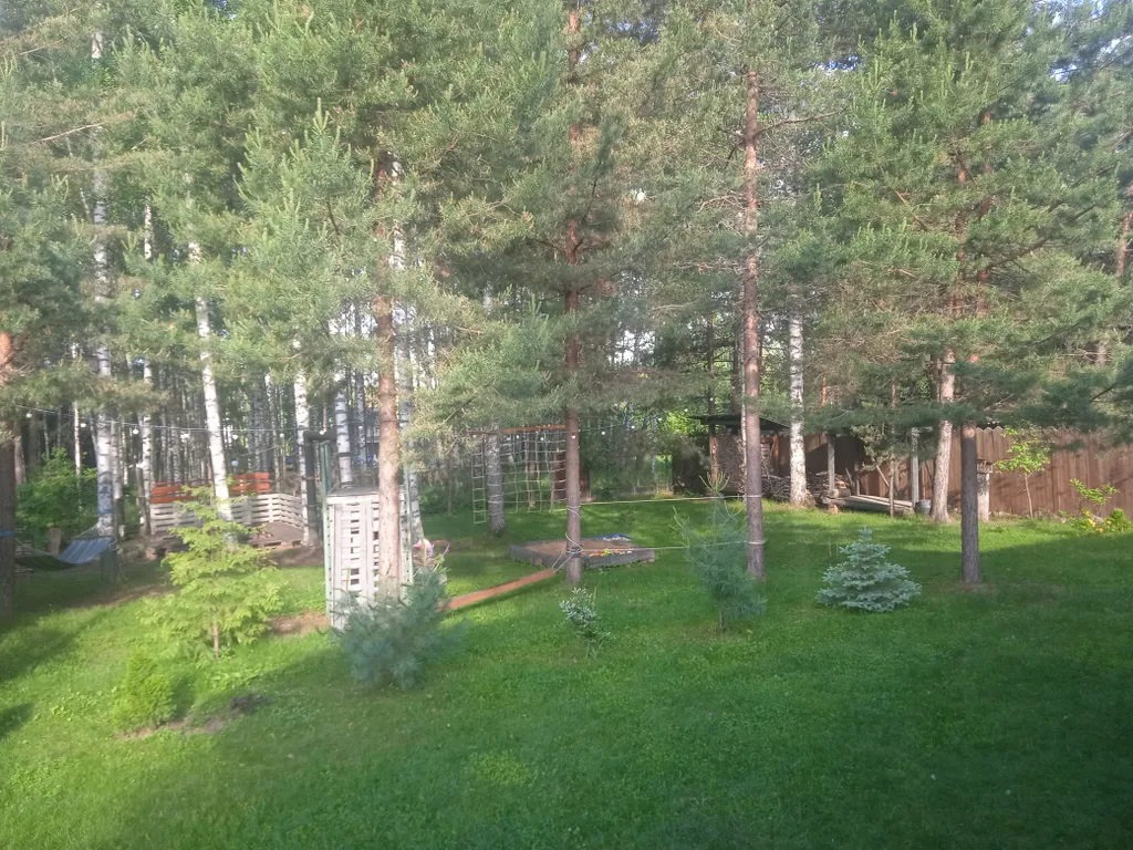 Дом с беседкой на берегу водохранилища