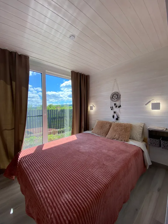 Домик с панорамными окнами и беседкой