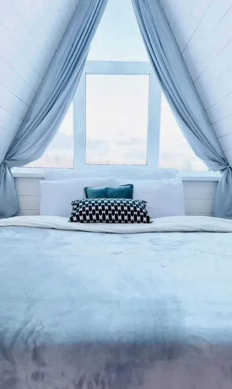 Дом в окружении леса с чаном и баней на территории