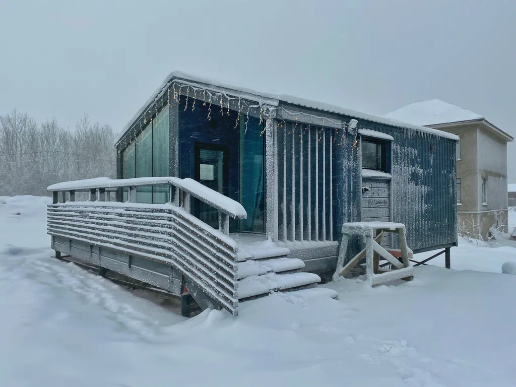 Уютный домик на берегу пруда