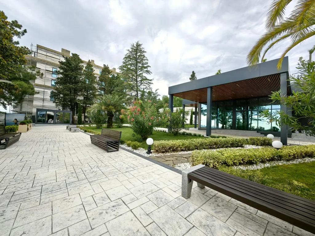 Дизайнерский апартамент с видом на бассейн