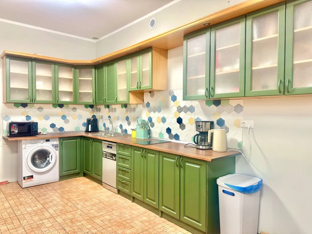 Бюджетная комната для 3 человек, вид на крыши, самый центр