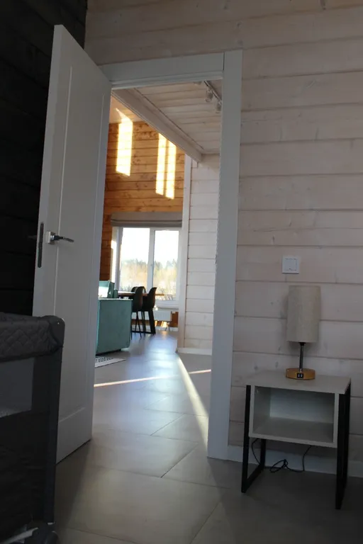 Большой дом с видом на озеро, 3 спальнями, сауной и детской площадкой