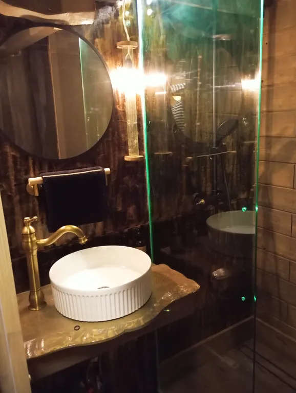 Изба с уютом детства, деревенский дом с баней и русским бытом