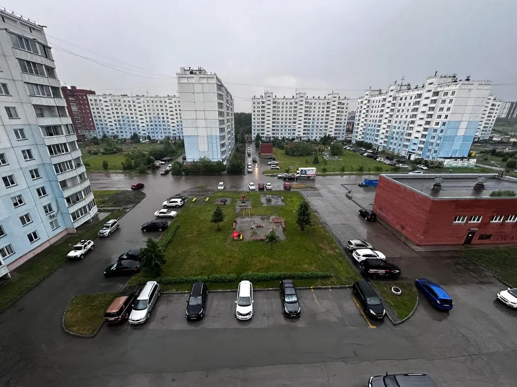 Современная трехкомнатная квартира с большой кухней