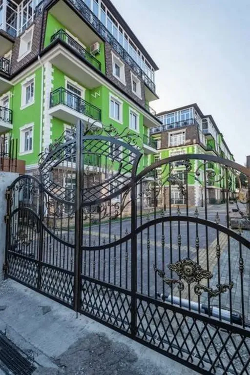 Евротрехкомнатный апартамент с балконом на первой линии