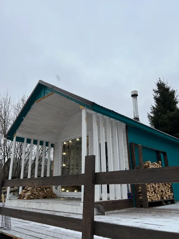 Коттедж Уютный домик с камином и кедровой бочкой на берегу озера — Лобня