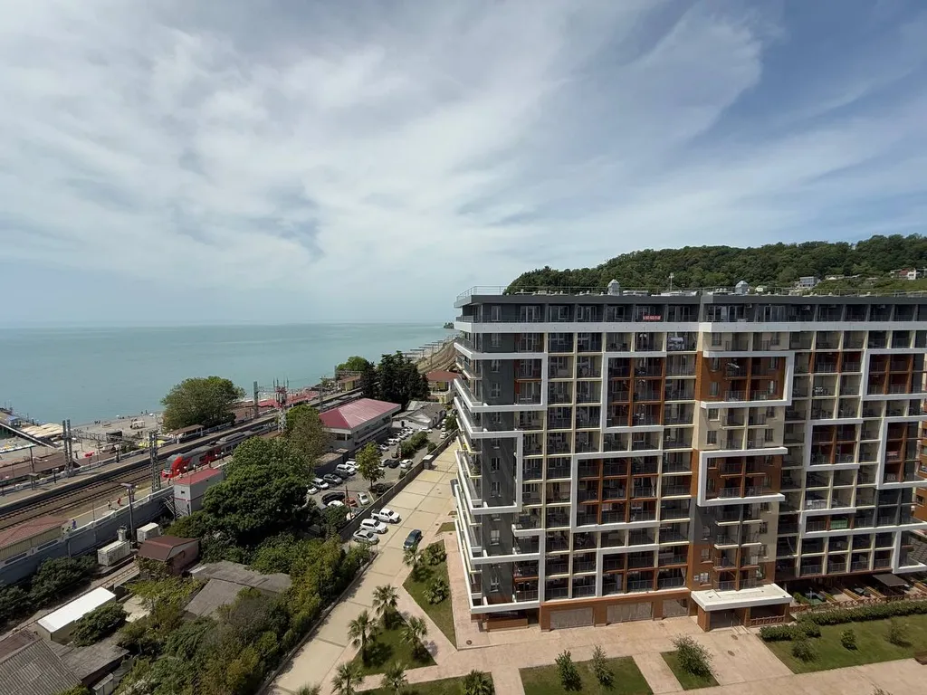 Ретро студия с панорамными окнами с видом на море, бассейн