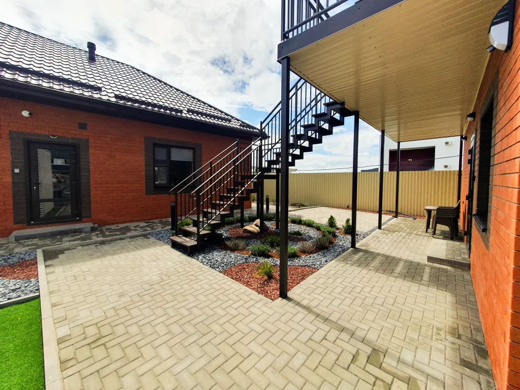 Отдельный дом с благоустроенным двором возле азовского моря