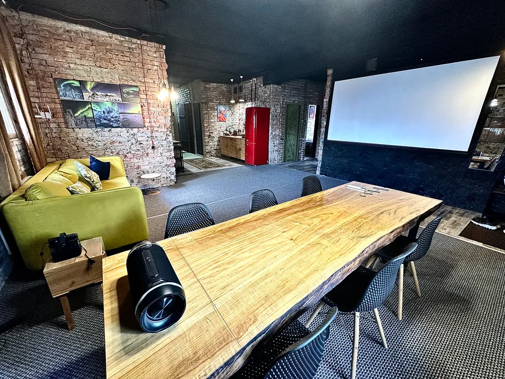 Таунхаус в стиле лофт. Проектор. 
3 минуты до Волги. Песчаный пляж.