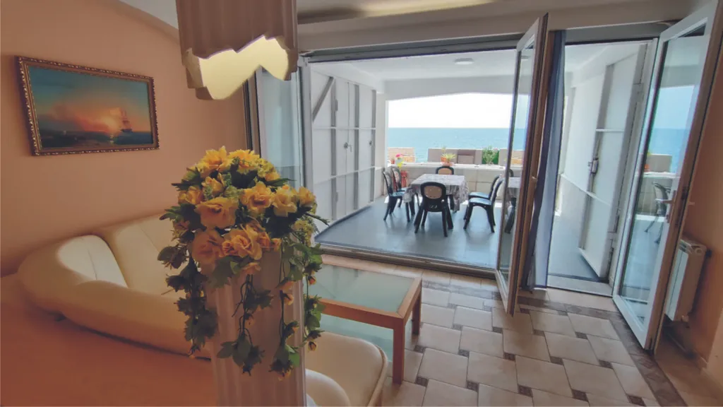 Коттедж - три этажа на берегу моря