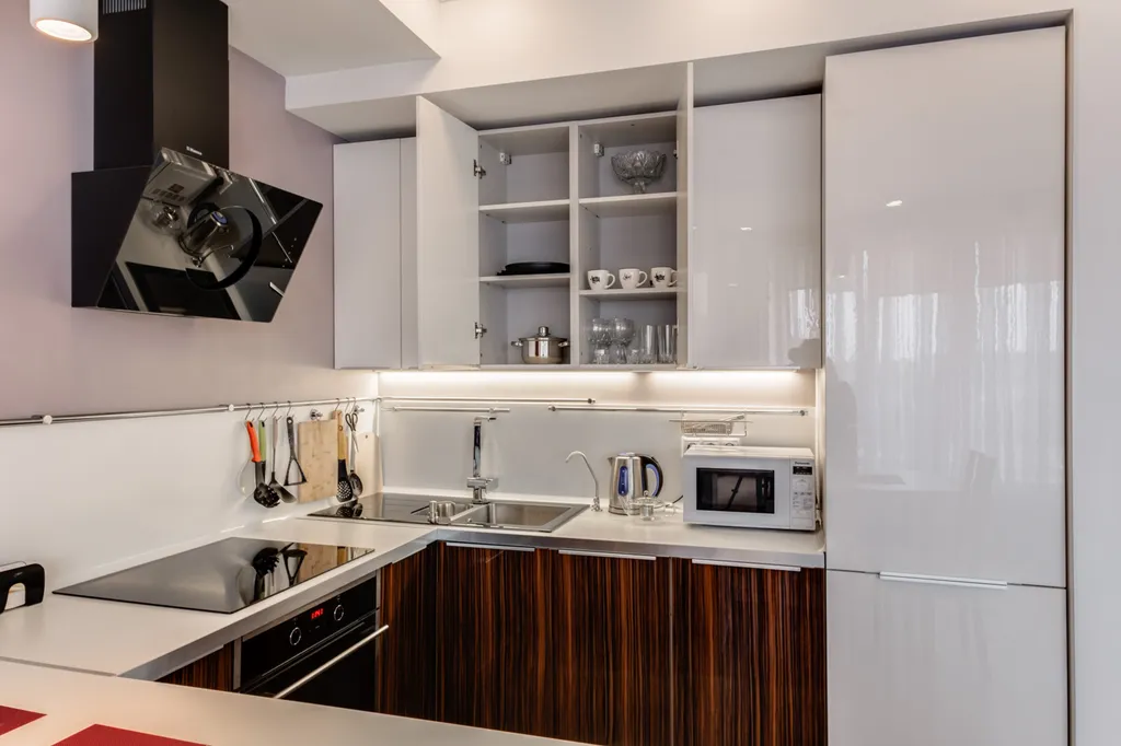 Элегантная квартира со стильной мебелью и уютной обстановкой