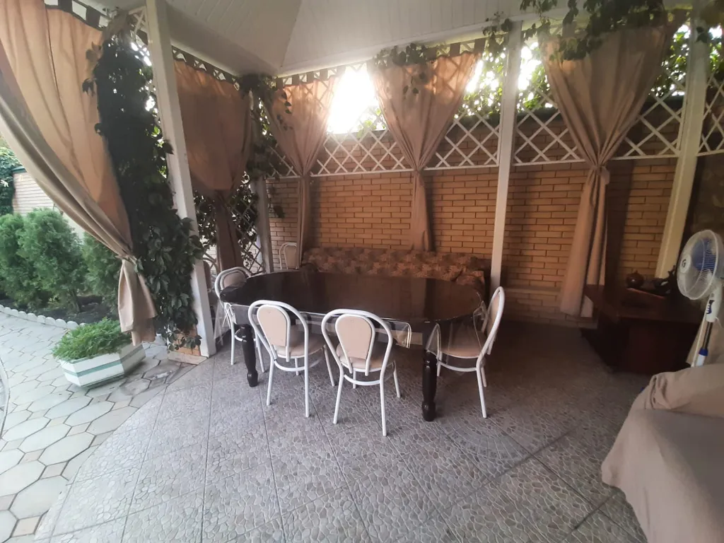 Частный дом с беседкой